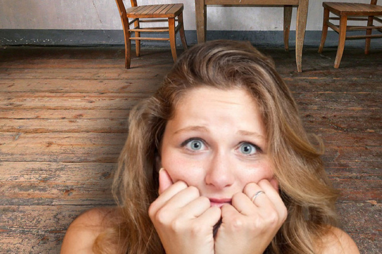 Neobična buka joj nije dala mira: Kada je podigla daske usledio je šok (VIDEO)