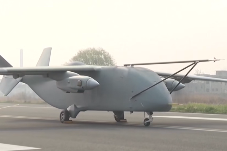 Kina testirala najveći dron na svetu: Težak je 7 tona, može da nosi 3,5, a domet mu je zadivljujuć (VIDEO)