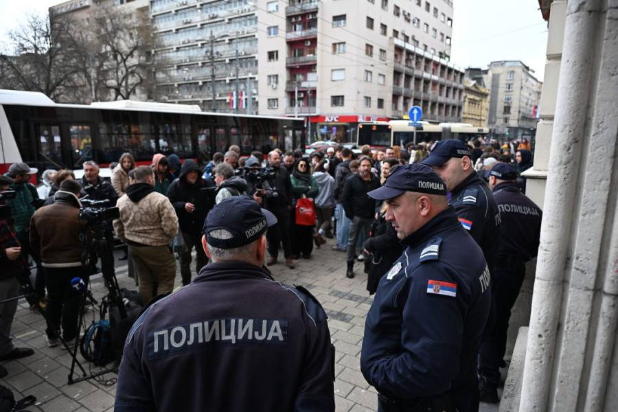 Blokaderi divljaju ispred Rektorata: Vređaju i napadaju policajce, pozivaju na nasilje! (FOTO/VIDEO)