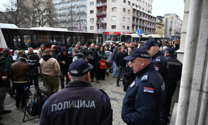 Uhapšen muškarac ispred Rektorata, pozivao na smrt Vučića!
