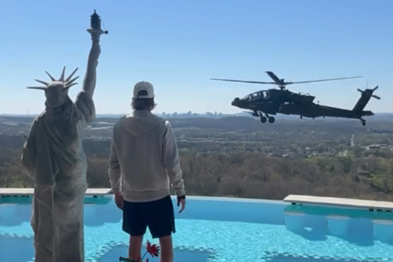 Vojni helikopteri stali da pozdrave poznatog pevača i Trampovog prijatelja: Društvene mreže se usijale od komentara (VIDEO)