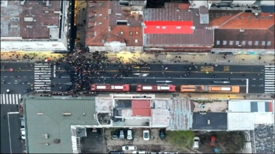 Blokaderi divljaju ispred Rektorata: Vređaju i napadaju policajce, pozivaju na nasilje! (FOTO/VIDEO)