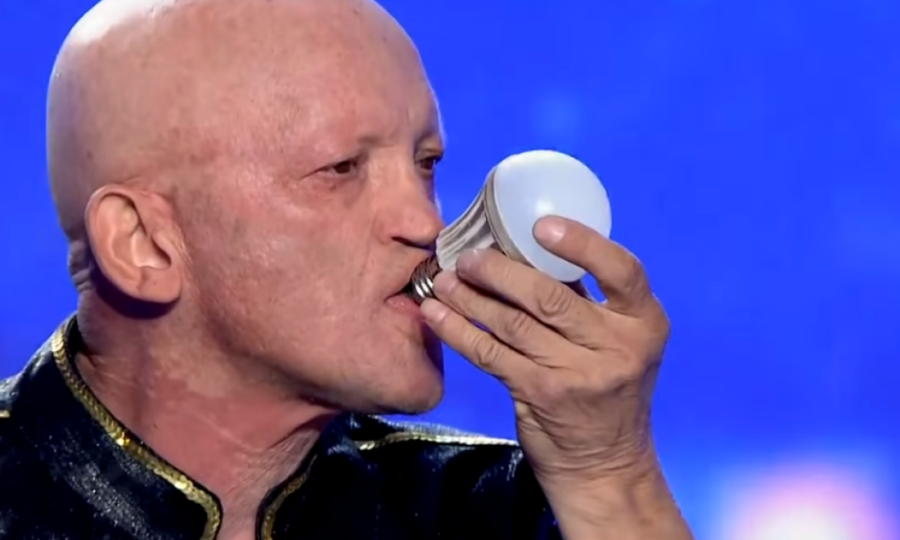 Poznati pevač preminuo od sepse: Oglasio se njegov sin