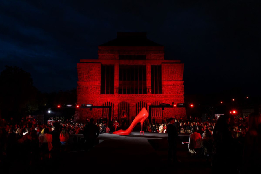 Čuvena crvena štikla kreće u osvajanje sveta: Pogledajte kako je bilo na premijeri filma "Đavo nosi Pradu 2" u Meksiku (FOTO/VIDEO)