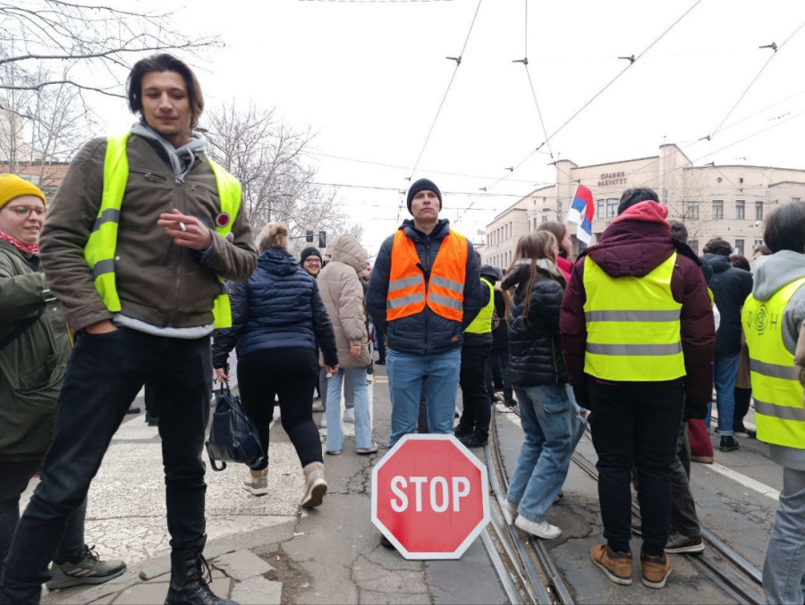 Ovaj blokader je juče izbio policajcu oko! Učinimo manekenčića poznatim! (FOTO)