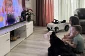 Prelepa slika iz porodičnog doma: Tele postalo miljenik svih, zajedno sa decom gleda crtane filmove! (FOTO)