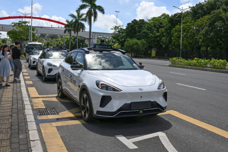 Haos u Kini: Robotaksiji stali nasred puta i blokirali ceo grad, zbog njih je nastao pravi kolaps (VIDEO)