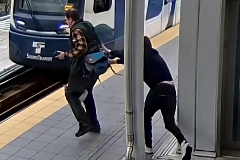 Muškarac pokušao da gurne čoveka pod voz, i to dva puta! Policija ga pronašla na neočekivanom mestu (VIDEO)