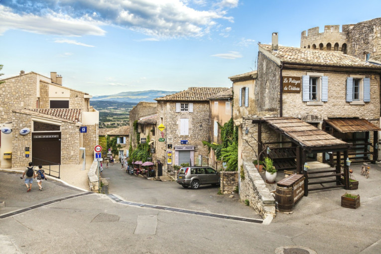 Grad na steni: Ovo mesto u Provansi osvaja turiste svojim bajkovitim poljima lavande i bogatom istorijom (FOTO)