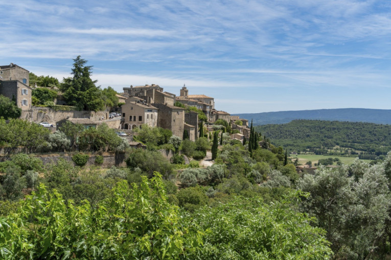 Grad na steni: Ovo mesto u Provansi osvaja turiste svojim bajkovitim poljima lavande i bogatom istorijom (FOTO)