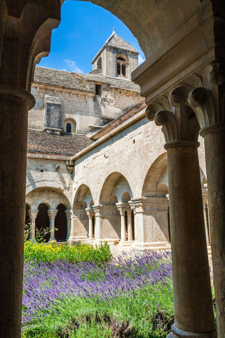 Grad na steni: Ovo mesto u Provansi osvaja turiste svojim bajkovitim poljima lavande i bogatom istorijom (FOTO)