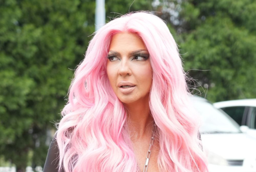 Karleuša uhvaćena u njenom zagrljaju! Karli ko od majke rođena, a ona je opkoračila (FOTO/VIDEO)