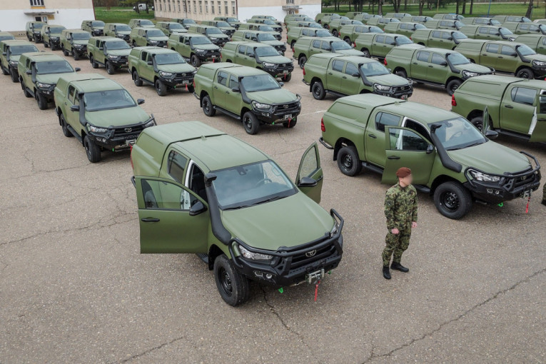 Veliko pojačanje: Vojska Srbije dobija 100 novih terenskih vozila! (FOTO/VIDEO)