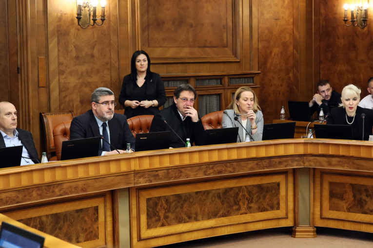 Još jedna mera Vlade da spreči skok cena nafte: Produžena zabrana izvoza goriva! (FOTO)