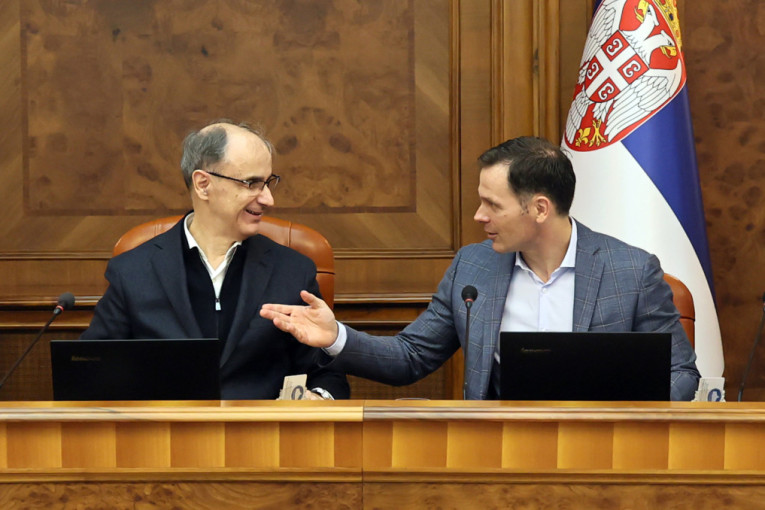 Još jedna mera Vlade da spreči skok cena nafte: Produžena zabrana izvoza goriva! (FOTO)