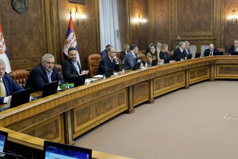 Još jedna mera Vlade da spreči skok cena nafte: Produžena zabrana izvoza goriva! (FOTO)