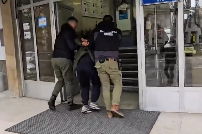 Bombaš iz Zemuna uhapšen u krevetu: Pogledajte kako mu je UKP naoružan do zuba upao u stan! (VIDEO)