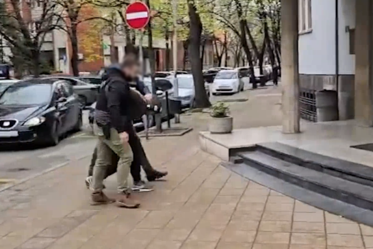 Ovako je uhapšen osumnjičeni za silovanje u taksiju: Tukao i napastvovao devojku, ona stisla panik taster (FOTO/VIDEO)