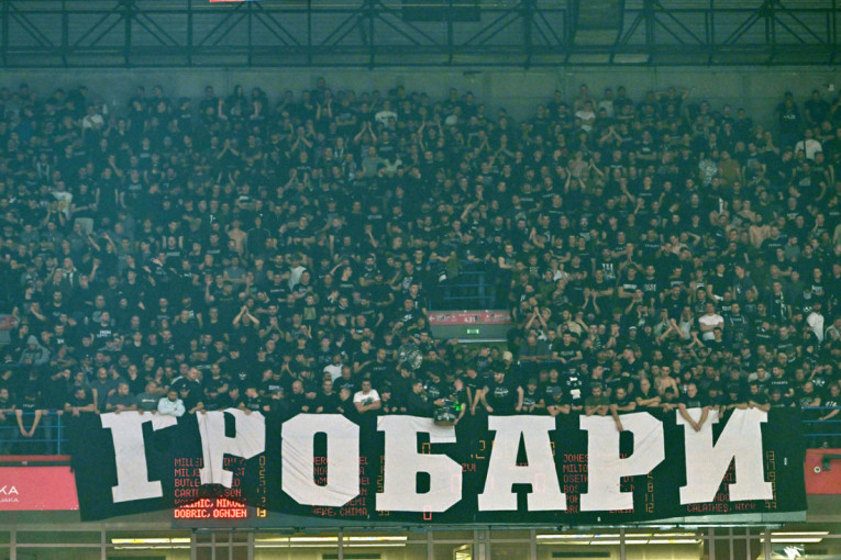 Grobari bacili topovske udare među navijače Zvezde! Devojčica u suzama napustila tribinu!