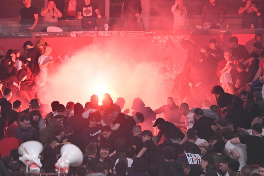 Grobari bacili topovske udare među navijače Zvezde! Devojčica u suzama napustila tribinu!