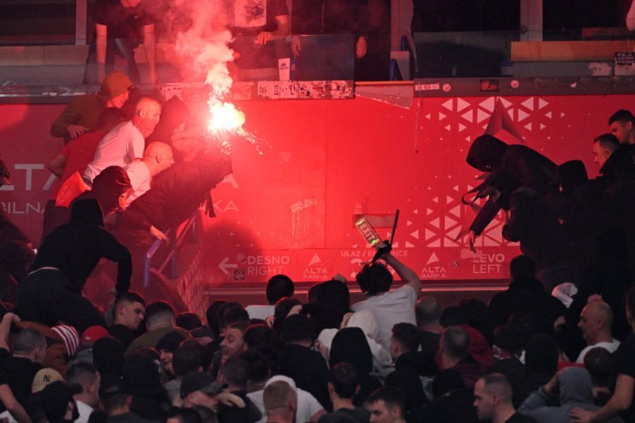 Grobari bacili topovske udare među navijače Zvezde! Devojčica u suzama napustila tribinu!