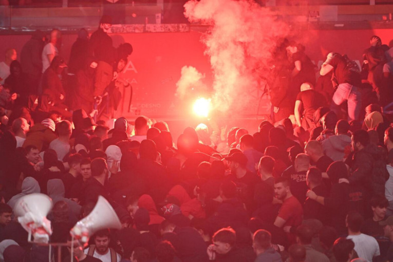 Grobari bacili topovske udare među navijače Zvezde! Devojčica u suzama napustila tribinu!