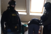 Bombaš iz Zemuna uhapšen u krevetu: Pogledajte kako mu je UKP naoružan do zuba upao u stan! (VIDEO)