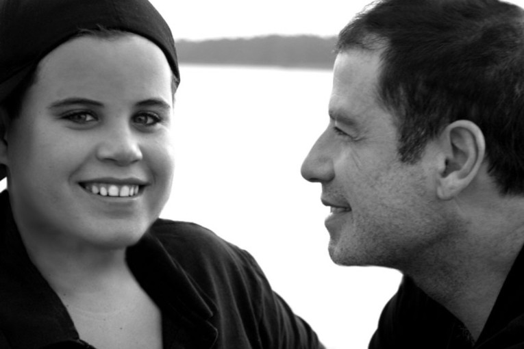 U znak sećanja na pokojnog sina: Džon Travolta na Kanskom festivalu predstavlja svoj rediteljski debi