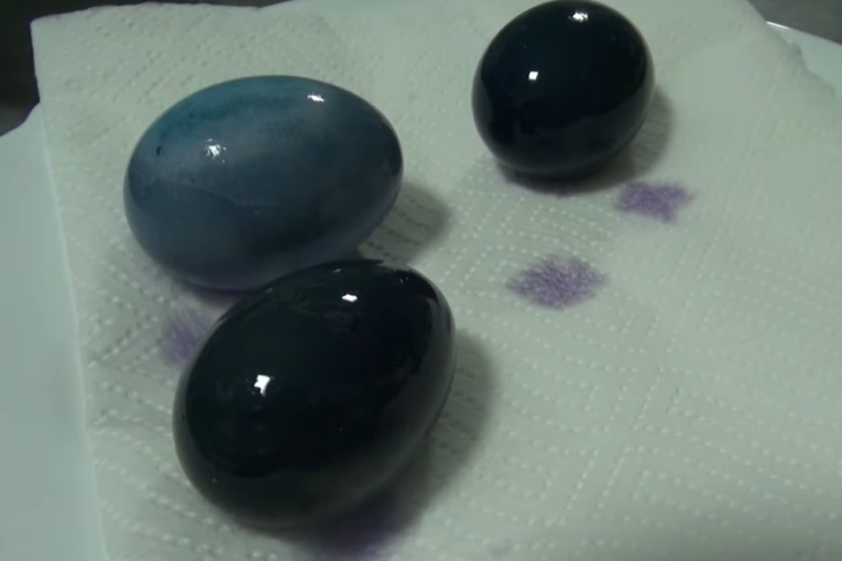 Zaboravite na kupovne boje iz kesice: Jedno povrće je dovoljno za nestvarno plava uskršnja jaja