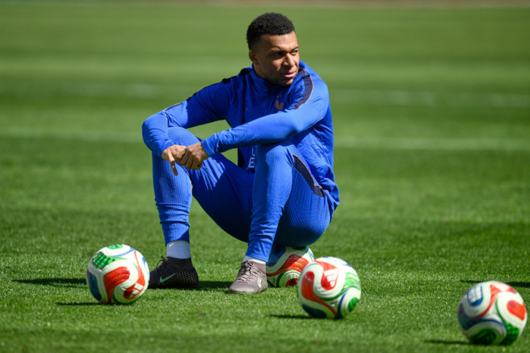 Mbape umalo napustio Francusku: Igram za ljude koji me nazivaju majmunom, osećao sam se kao mrtav!