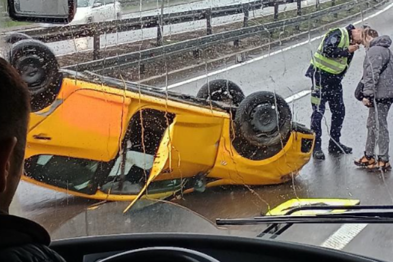 Jeziv prizor kod Bubanj potoka: Vozilo se prevrnulo na krov, policija na licu mesta