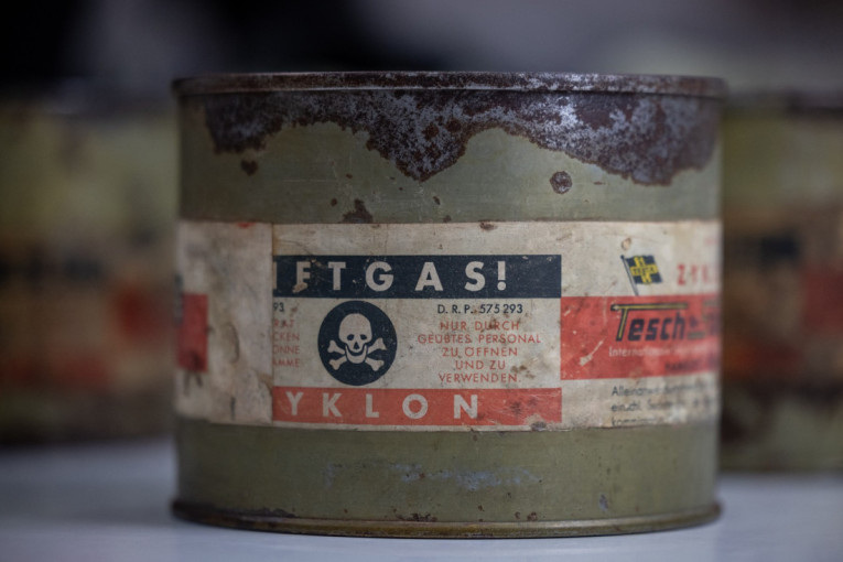 Nacistički otrov na tezgi: Policija i specijalci intervenisali na buvljaku u Nemačkoj