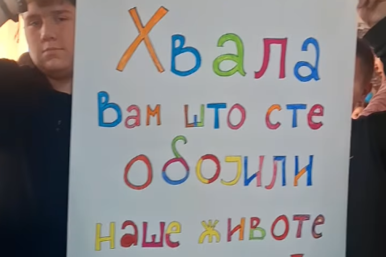 Gromoglasni aplauz odzvanja hodnicima škole "Sveti Sava": Učenici ispratili nastavnika u penziju (VIDEO)