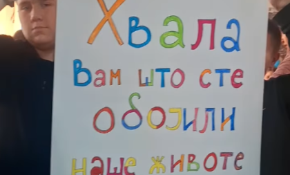 Gromoglasni aplauz odzvanja hodnicima škole "Sveti Sava": Učenici ispratili nastavnika u penziju (VIDEO)