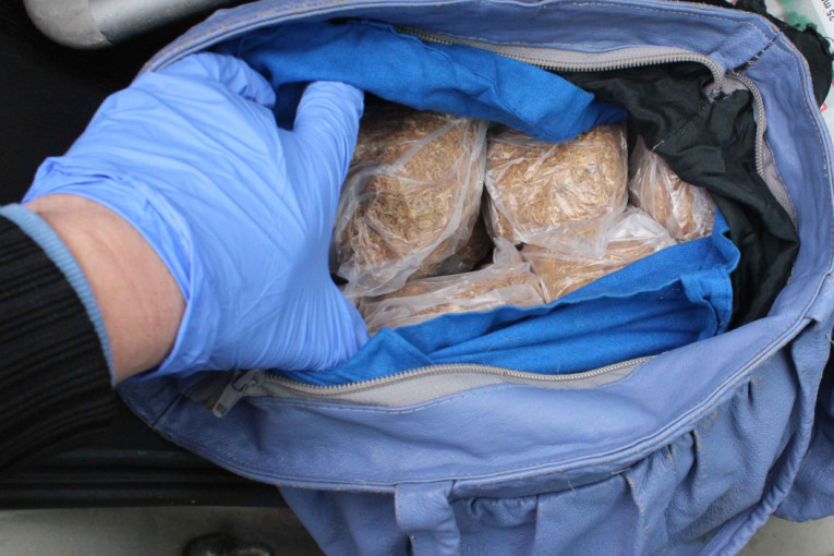 Milion u duvanu: Zaplena u stanu švercerke (FOTO)