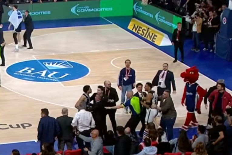 Haos pred Alimpijevićem! Sevale pesnice na meču Bešiktaša i CSKA! (VIDEO)