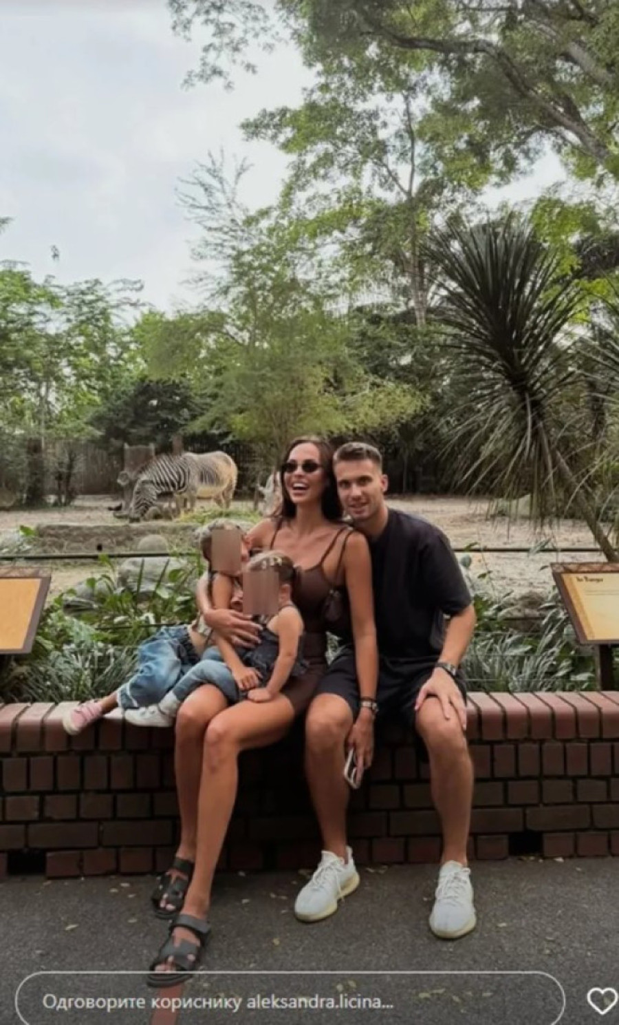 Unuk Šabana Šaulića sa porodicom uživa u Singapuru: Ova atraktivna brineta je njegova supruga!