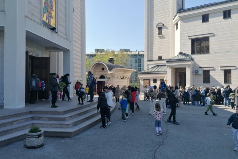 Graja, venci i zvončići: Evo kako deca proslavljaju Vrbicu u Novom Beogradu