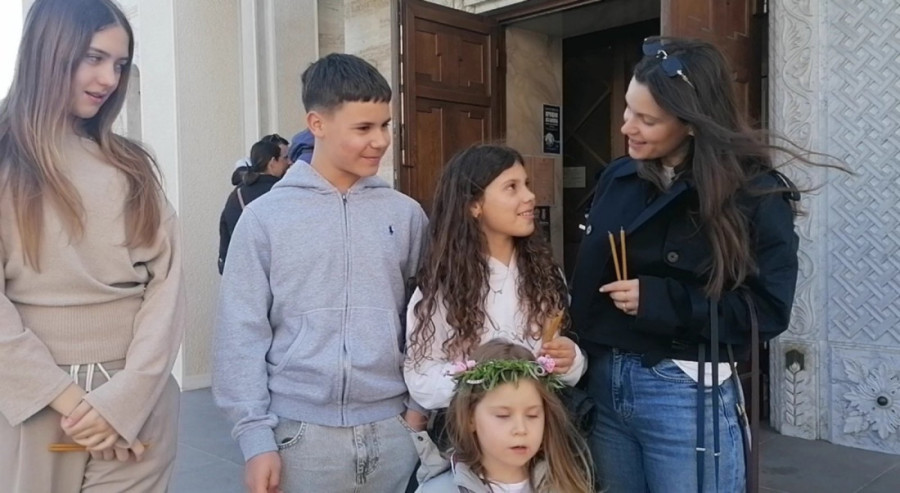 Graja, venci i zvončići: Reporter 24sedam sa decom Novog Beograda na Vrbici (FOTO)