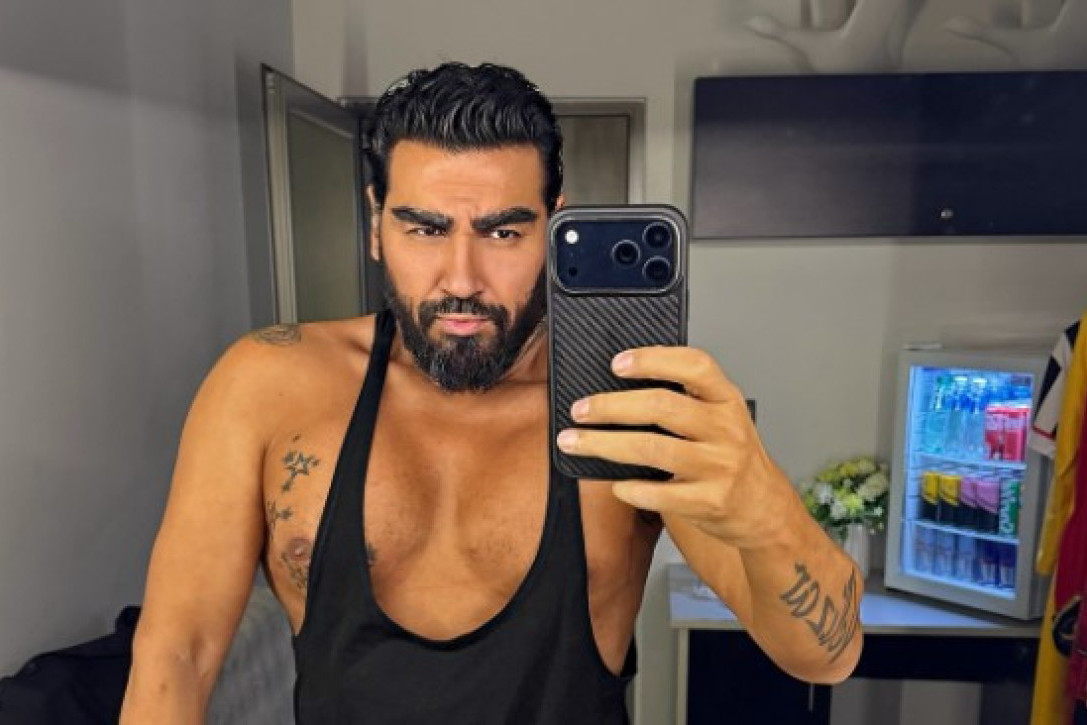 Azis ponosno pokazao silikonske grudi! Obim će vas šokirati: "Umetničko delo" (FOTO/VIDEO)