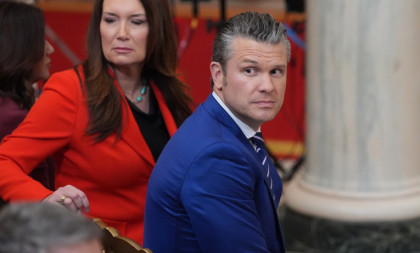 Otkriveno zašto je smenjen vrh Kopnene vojske SAD: Hegset je nesiguran, plaši se da će Tramp da ga otera