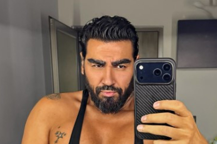 Azis ponosno pokazao silikonske grudi! Obim će vas šokirati: "Umetničko delo" (FOTO/VIDEO)