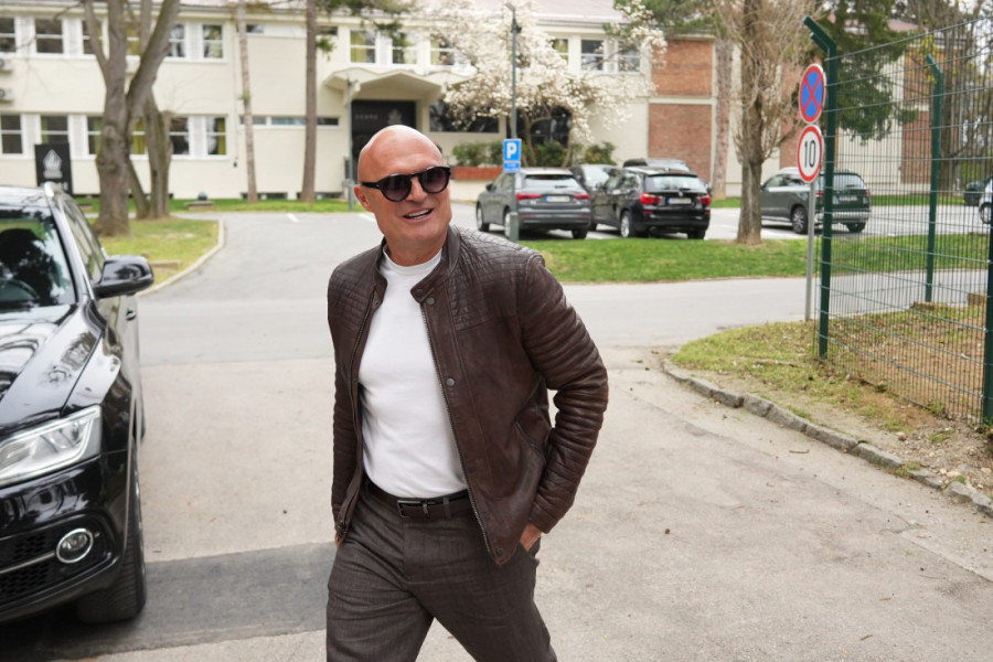 Mili je živeo u rezidenciji kineskog ambasadora, pa ga izbacili zbog Karića: Odvajali su me od stuba!