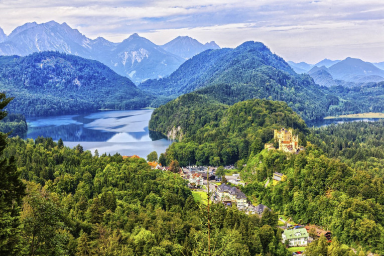 Bajkoviti dvorac mami turiste: Prizori koji pretvaraju ovo mesto u savršenu prolećnu destinaciju (FOTO)