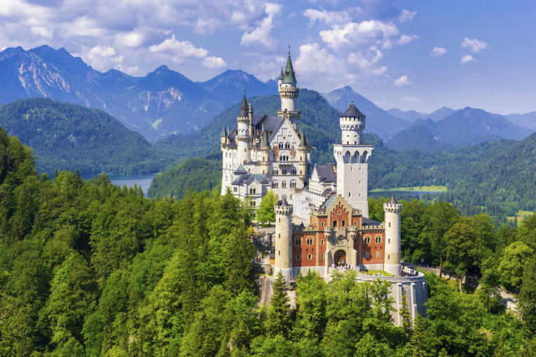 Bajkoviti dvorac mami turiste: Prizori koji pretvaraju ovo mesto u savršenu prolećnu destinaciju (FOTO)