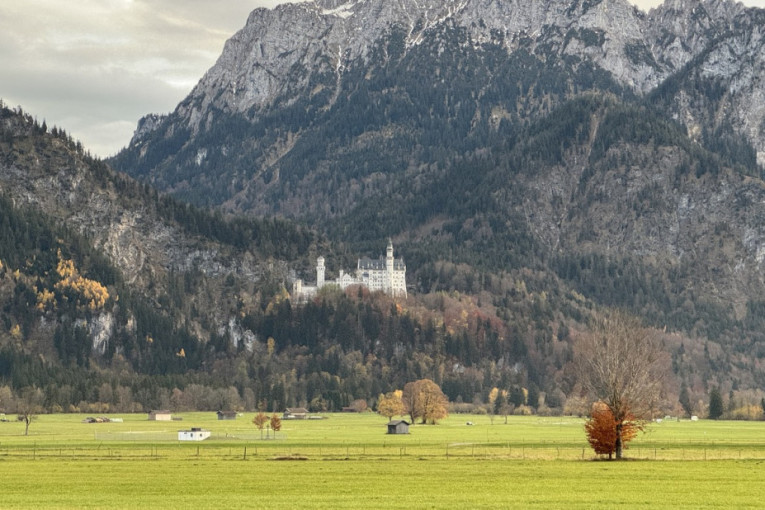 Bajkoviti dvorac mami turiste: Prizori koji pretvaraju ovo mesto u savršenu prolećnu destinaciju (FOTO)