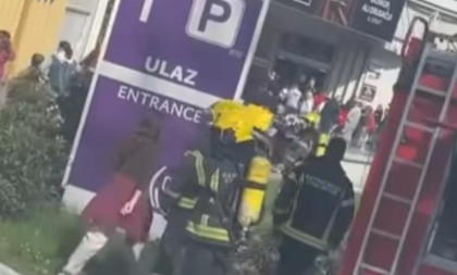 Požar u tržnom centu u Beogradu: Svi evakuisani, vatrogasci brzo reagovali (VIDEO)