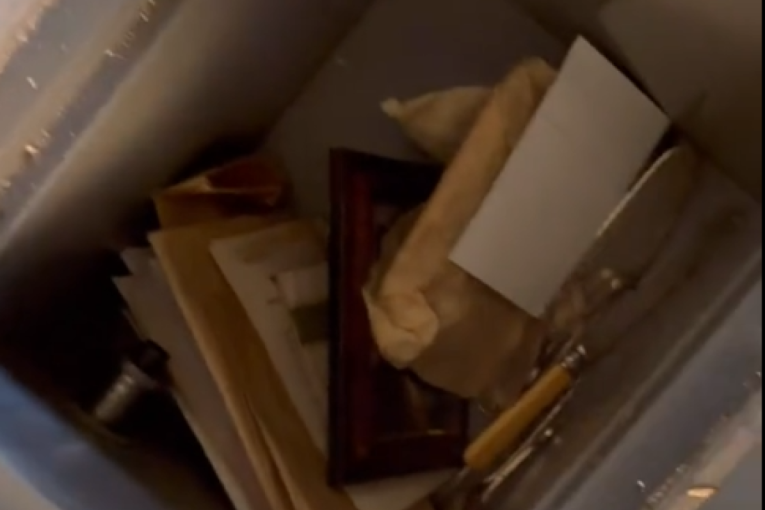 Otvorili su stari sef tokom renoviranja kuće, a ono što su pronašli u njemu niko nije očekivao (VIDEO)