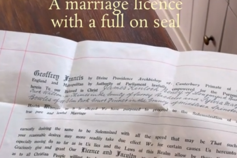 Otvorili su stari sef tokom renoviranja kuće, a ono što su pronašli u njemu niko nije očekivao (VIDEO)