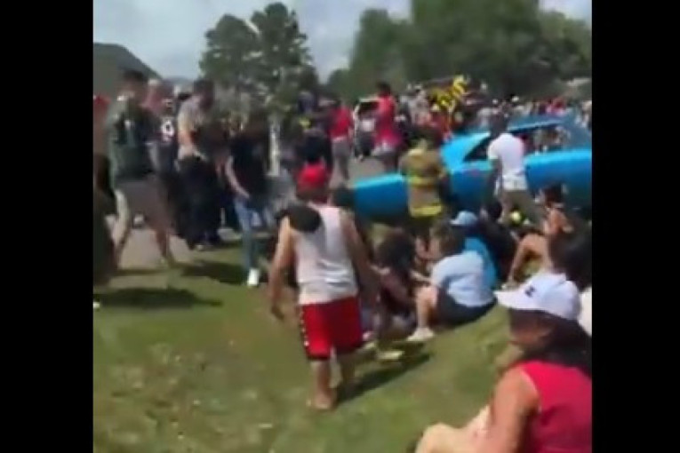 Automobil uleteo u masu na paradi u Luizijani! (VIDEO)